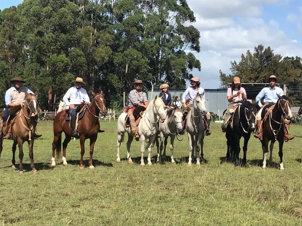 Cabalgatas, paseos grupales y tradición en Establecimiento El Timbó.
